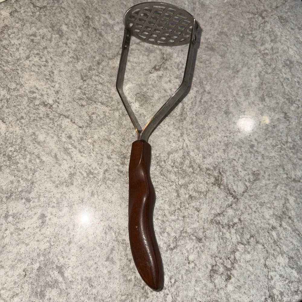 Vintage Cutco No 14 Potato Masher Ricer Stainless Steel Brown Swirl Handle